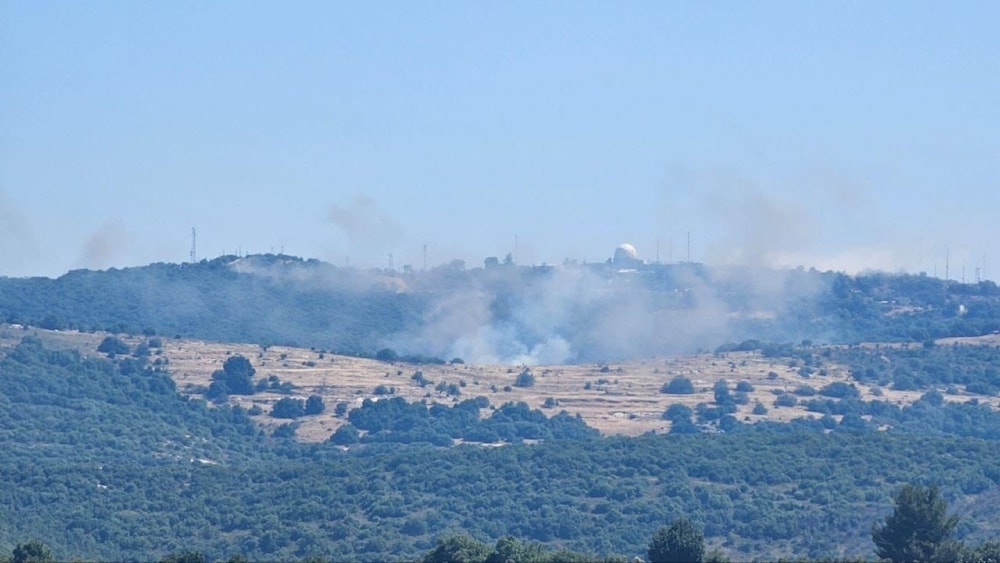 Medios israelíes difunden escenas del incendio tras el ataque de Hizbullah a la base de Miron. 