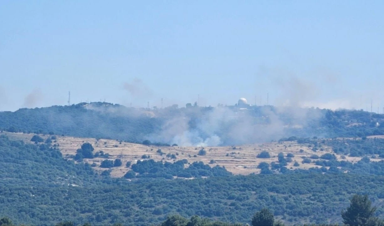 Medios israelíes difunden escenas del incendio tras el ataque de Hizbullah a la base de Miron.