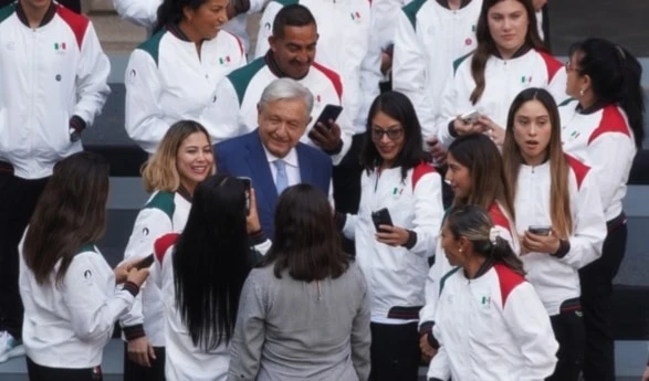 Presidente de México abandera delegación olímpica a París 2024.