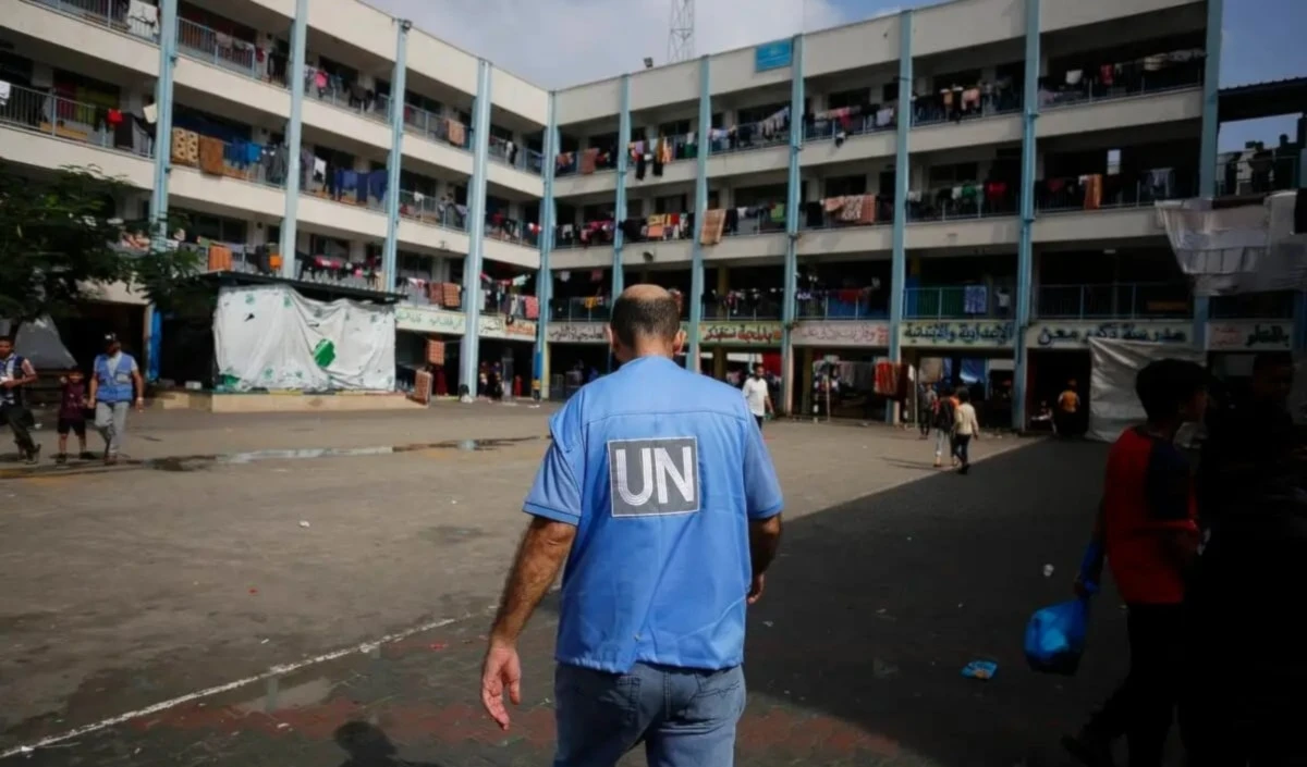 Empleado de la ONU en una escuela que alberga desplazados en Gaza
