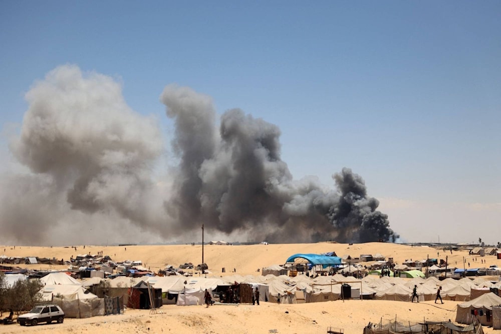 Humo cerca de un campamento de desplazados en Tal Sultan, Rafah.(AFP)