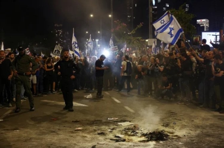 Colonos israelíes protestan contra el gobierno del primer ministro Benjamín Netanyahu.