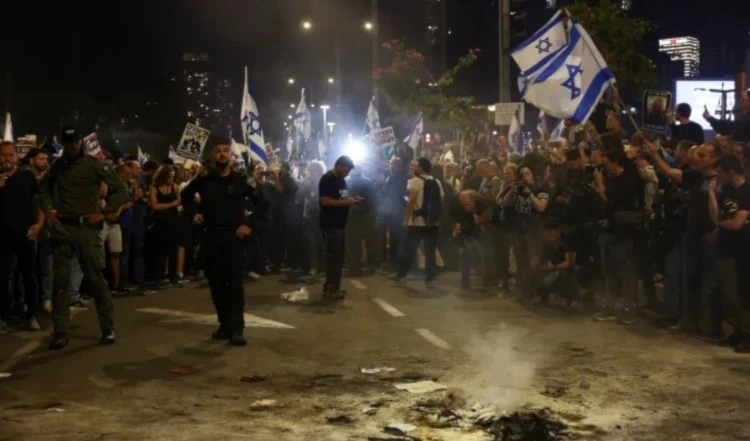 Colonos israelíes protestan contra el gobierno del primer ministro Benjamín Netanyahu.
