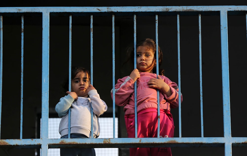 Dos niñas en un centro de UNRWA en la Franja de Gaza