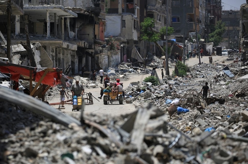 Palestinos en la ciudad de Khan Younis en medios de los destrozos dejados por los bombardeos de la ocupación. 