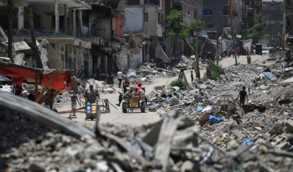 Palestinos en la ciudad de Khan Younis en medios de los destrozos dejados por los bombardeos de la ocupación.