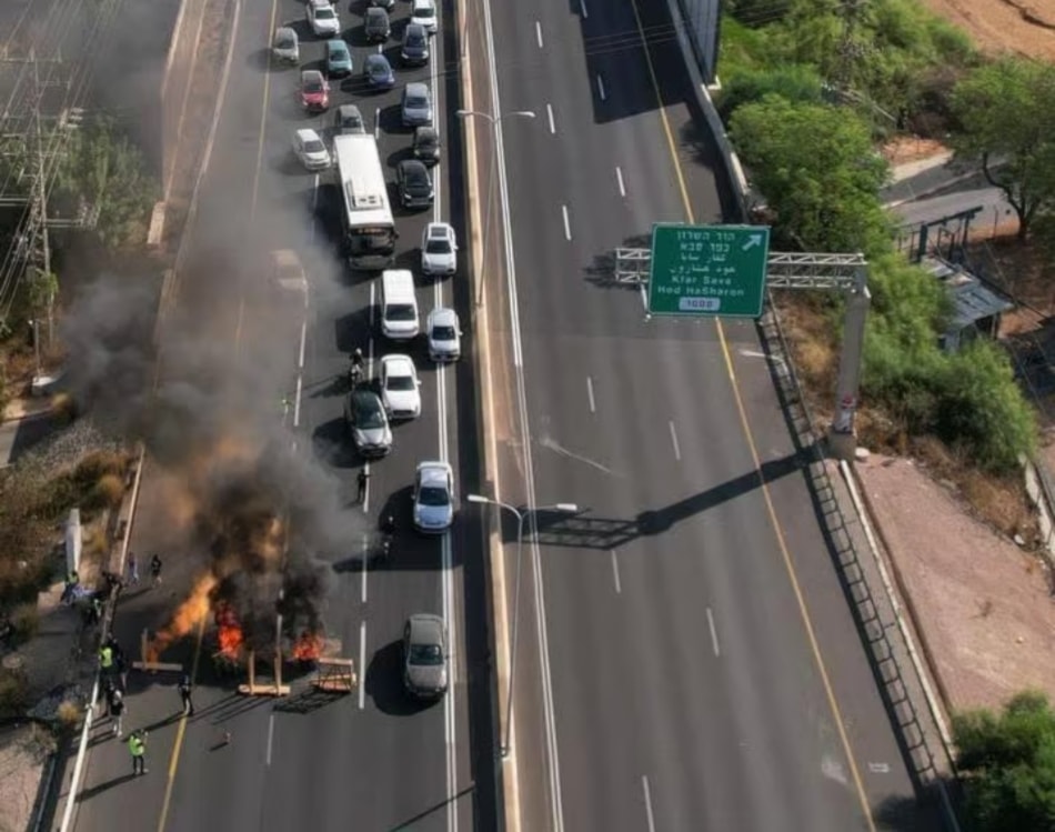 Manifestantes cortan la calle 4, prenden fuego y exigen elecciones anticipadas.