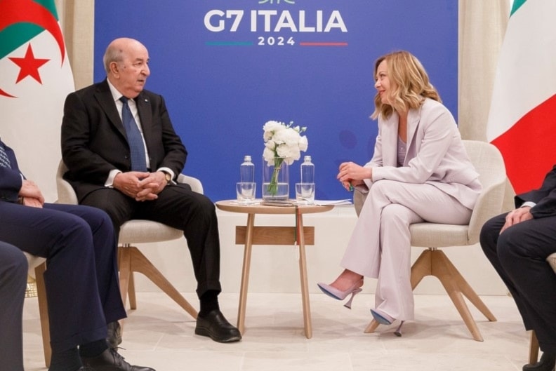 El presidente de Argelia, Abdelmadjid Tebboune, y la primera ministra de Italia, Georgia Meloni, reunidos al margen de la Cumbre del G7.