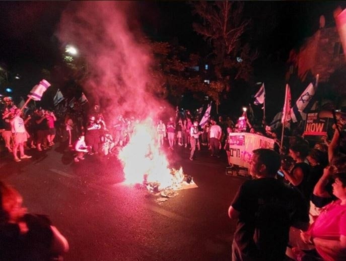 Manifestantes prendieron fuego frente a la casa de Benjamín Netanyahu