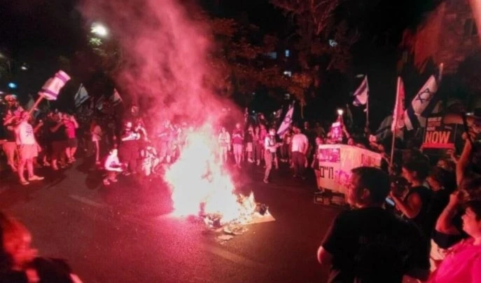 Manifestantes prendieron fuego frente a la casa de Benjamín Netanyahu