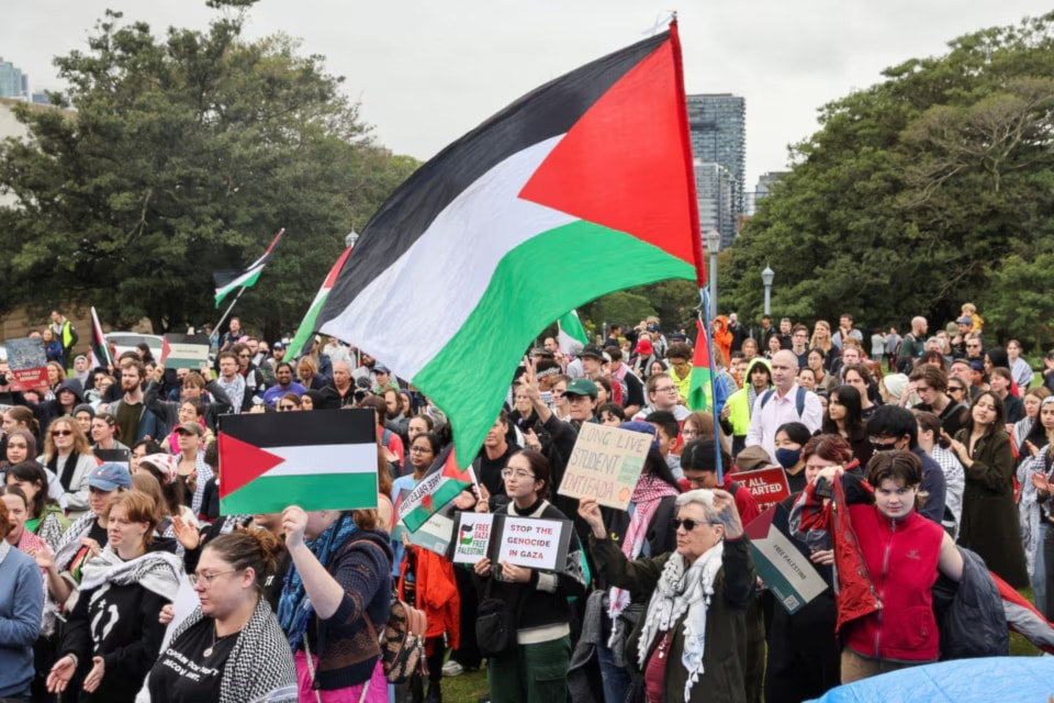 Jóvenes australianos respaldan la causa palestina.