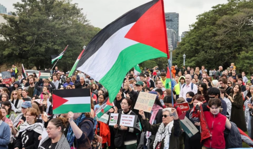 Jóvenes australianos respaldan la causa palestina.
