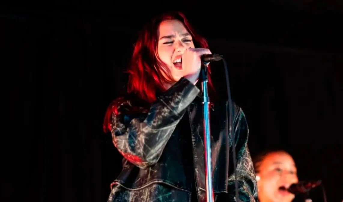 Cantante Dua Lipa reafirma su apoyo a Gaza