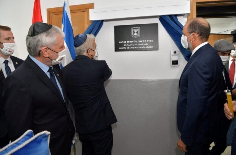 El exministro de Asuntos Exteriores israelí, Yair Lapid, junto con su exhomólogo de Marruecos, Mohsen Jazouli, inauguraron la oficina de enlace israelí en Rabat. Foto: Reuters