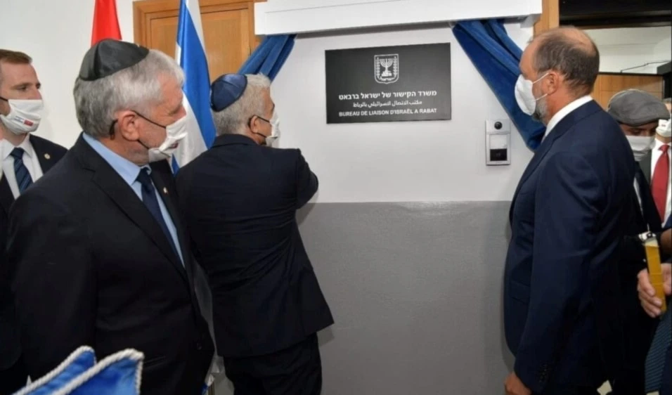 El exministro de Asuntos Exteriores israelí, Yair Lapid, junto con su exhomólogo de Marruecos, Mohsen Jazouli, inauguraron la oficina de enlace israelí en Rabat. Foto: Reuters