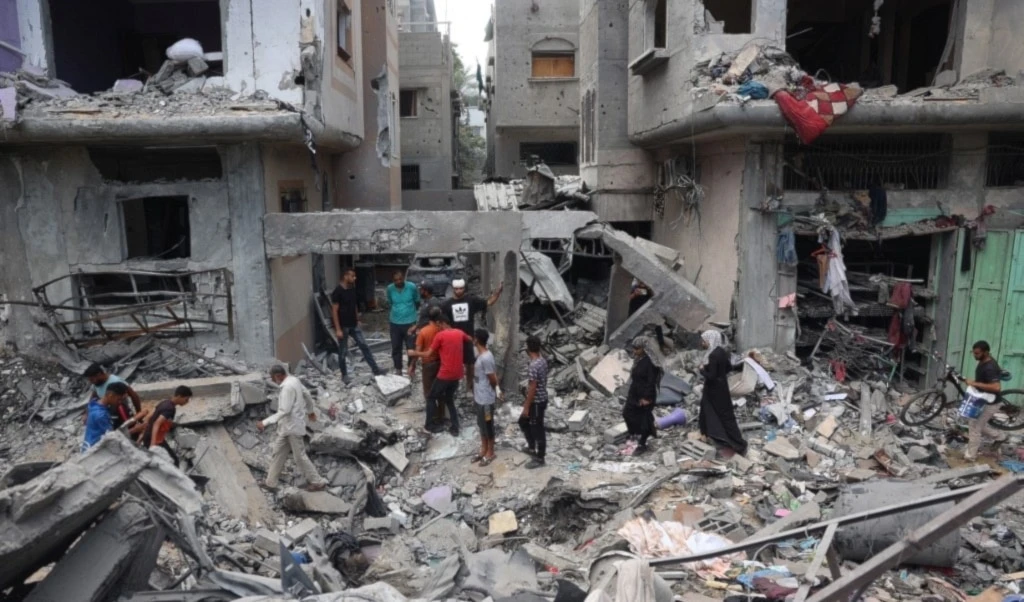 Destrozos dejados por los bombardeos israelíes contra Nuseirat.