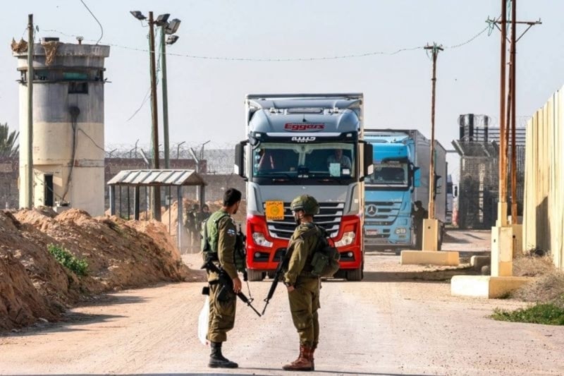 Soldados israelíes custodian el cruce de Kerem Salem por donde deben pasar los camiones de ayuda humanitaria. 