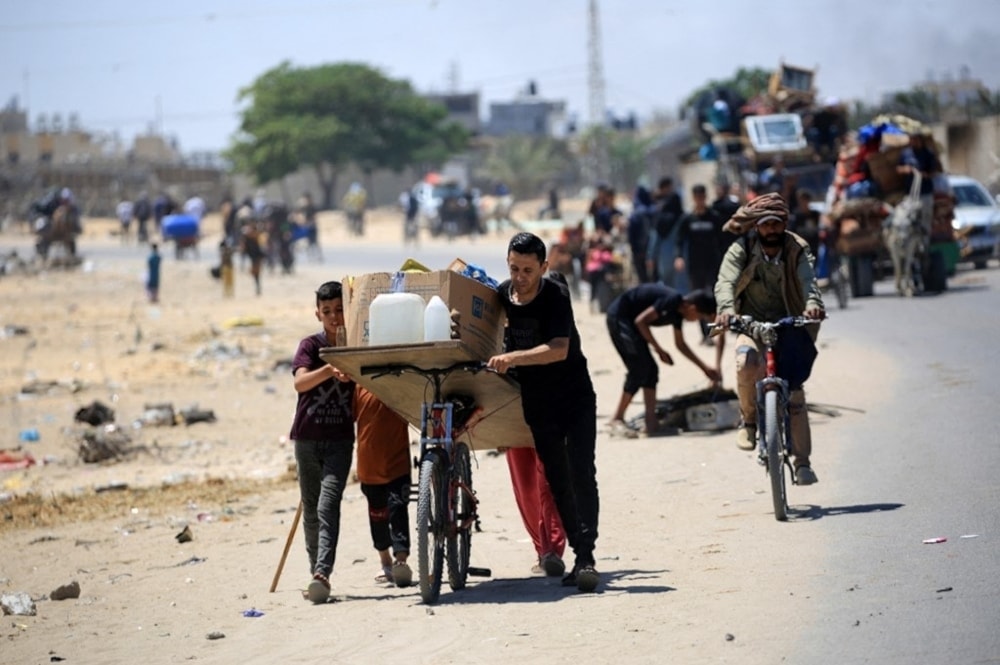 Palestinos transportan sus pertenencias durante su desplazamiento de la zona de Tal al-Sultan en Rafah. Foto: AFP.