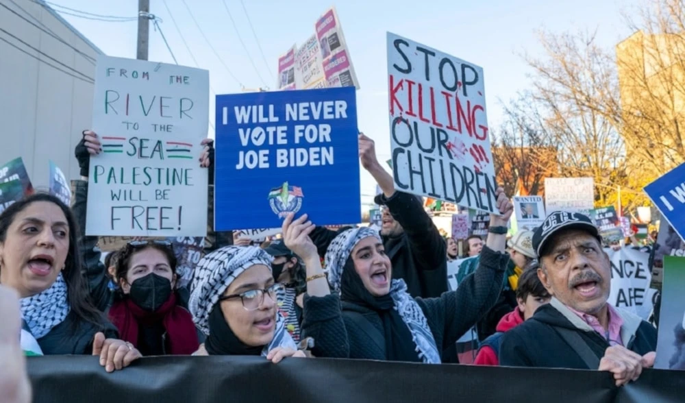 La revista estadounidense Newsweek advirtió sobre el apoyo de Washington a "Israel” y los costos para la reelección de Biden, quien pierde apoyo entre los jóvenes debido a su política hacia la ocupación israelí.