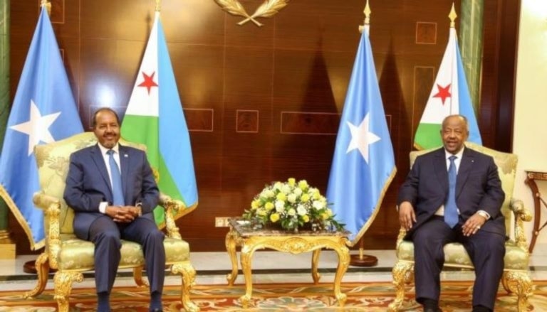 Encuentro entre el presidente de Somalia, Hassan Sheikh Mohamud (izquierda) , y su homólogo de Yibuti, Ismail Omar Guelleh.