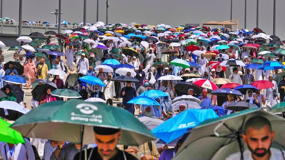 Pregrinos usan paraguas para protegerse del sol en Mina, cerca de la ciudad santa de La Meca