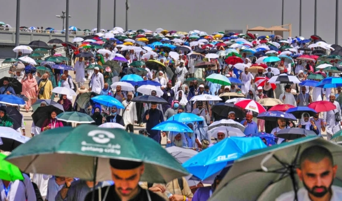 Pregrinos usan paraguas para protegerse del sol en Mina, cerca de la ciudad santa de La Meca