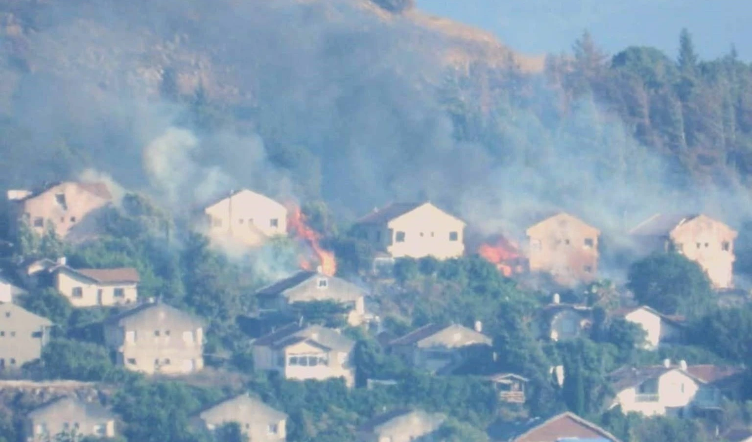 Incendio en asentamientonde Metulla tras lanzamiento de misiles desde Líbano