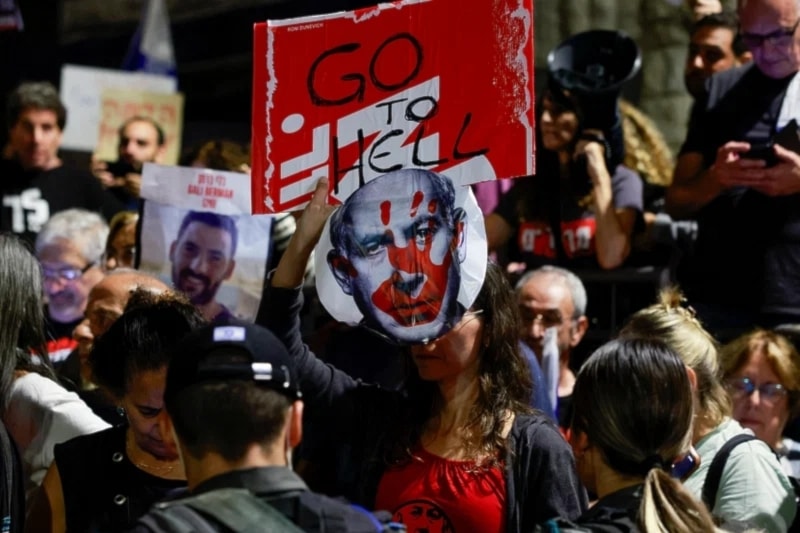 Miles de israelíes toman las calles para pedir la renuncia del primer ministro Benjamín Netanyahu.   