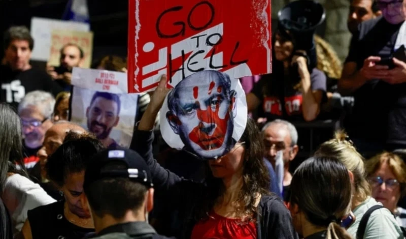 Miles de israelíes toman las calles para pedir la renuncia del primer ministro Benjamín Netanyahu.