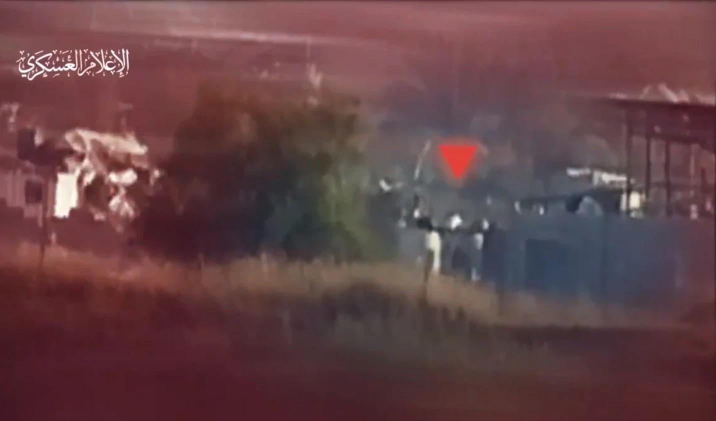 Una escena del sitio de mando y control de las fuerzas de ocupación israelíes destruido con granadas de mortero lanzadas por la Resistencia palestina.