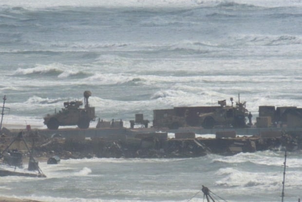  Parte del muelle flotante de EE. UU.  llega a costas de “Tel Aviv”