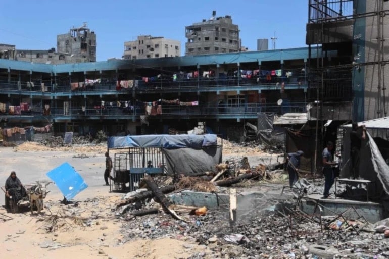 Una escuela destruida como resultado del bombardeo de la ocupación israelí en el campamento de Jabalia en el norte de la Franja de Gaza.