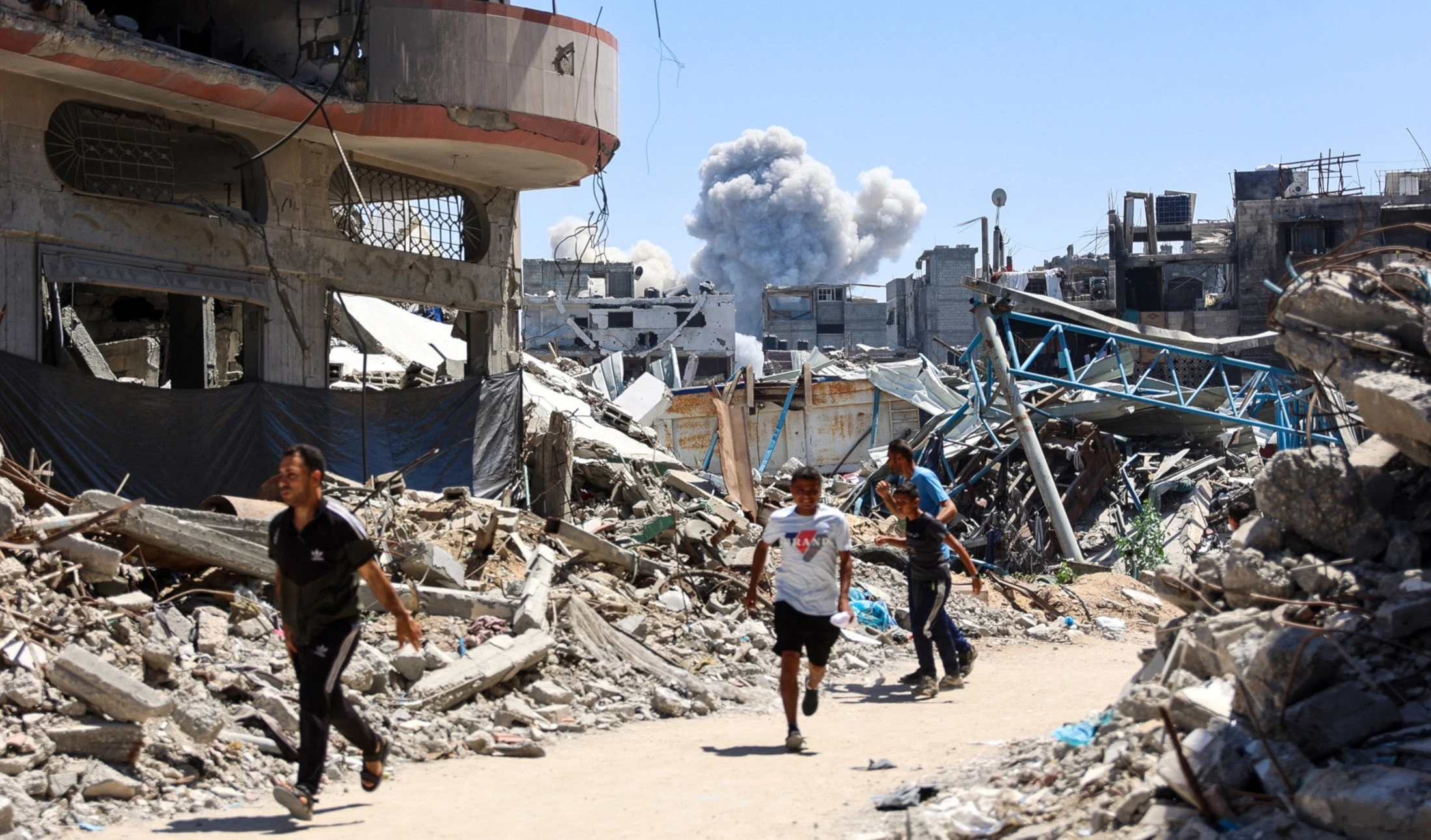 Palestinos entre los escombros de viviendas destruidas por la ocupación israelí en el sur de Gaza