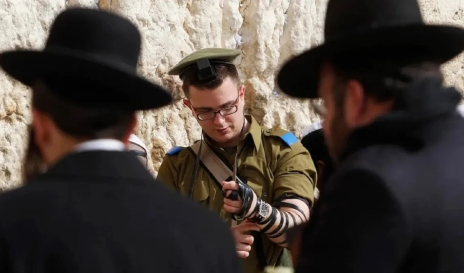 La ley obliga a la mayoría de los israelíes a servir en el ejército, a diferencia de los estudiantes de las escuelas de ultraortodoxos , quienes fueron eximidos durante décadas. La ley obliga a la mayoría de los israelíes a servir en el ejército, a diferencia de los estudiantes de las escuelas de ultraortodoxos , quienes fueron eximidos durante décadas.