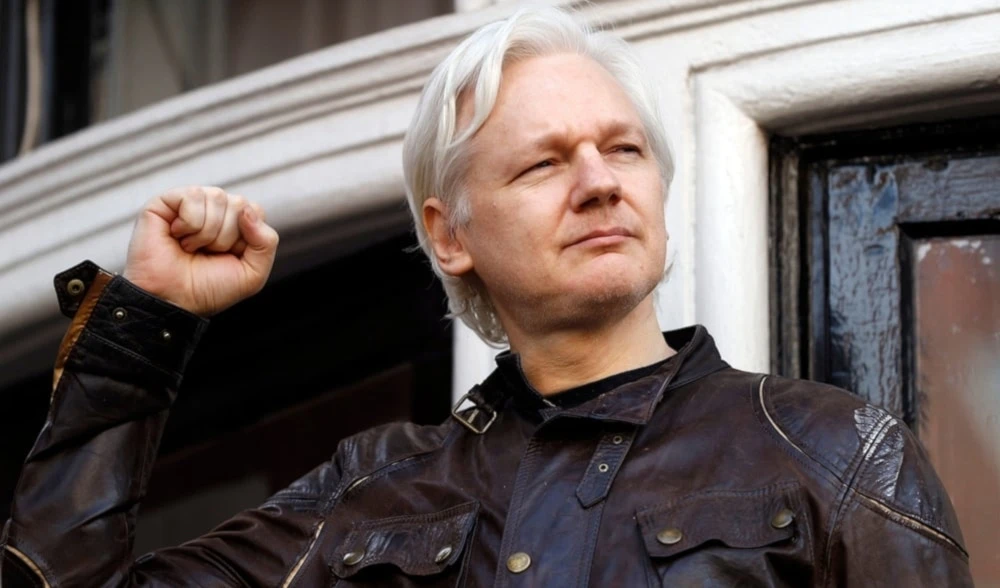 Julian Assange en Embajada de Ecuador en Londres, Reino Unido, 19 de mayo 2017. (AP)