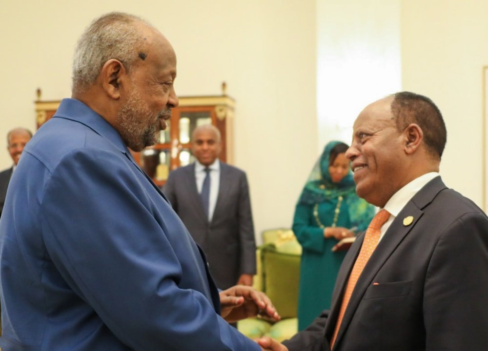 Encuentro entre el presidente de Yibuti, Ismail Omar Guelleh (izquierda), y el canciller de Etiopía, Demeke Mekonnen.