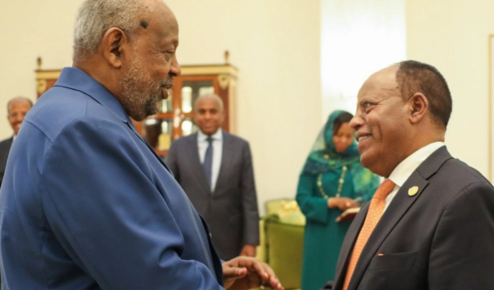 Encuentro entre el presidente de Yibuti, Ismail Omar Guelleh (izquierda), y el canciller de Etiopía, Demeke Mekonnen.