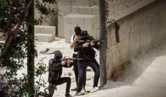 Combatientes palestinos enfrentan a las fuerzas Israelíes a los barrios de Cisjordania ocupada. Combatientes palestinos enfrentan a las fuerzas Israelíes a los barrios de Cisjordania ocupada.