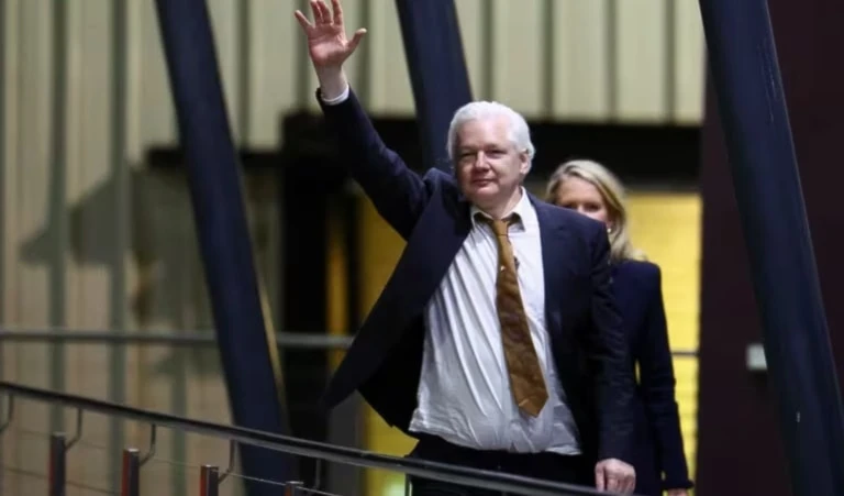Julian Assange después de aterrizar en Camberra, Australia. Julian Assange después de aterrizar en Camberra, Australia.