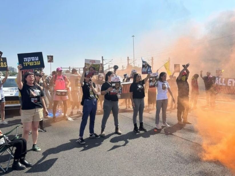 Los manifestantes bloquearon una autopista de la ciudad, incendiaron neumáticos y corearon  consignas contra el primer ministro. 