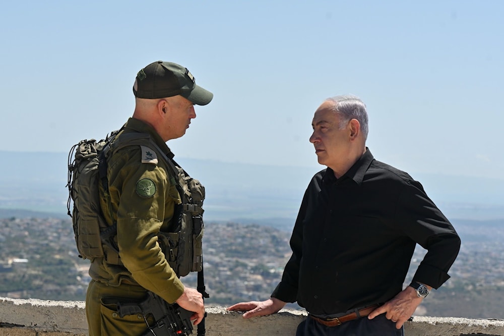 El primer ministro israelí, Benjamín Netanyahu (derecha) conversa con un alto oficial del ejército.