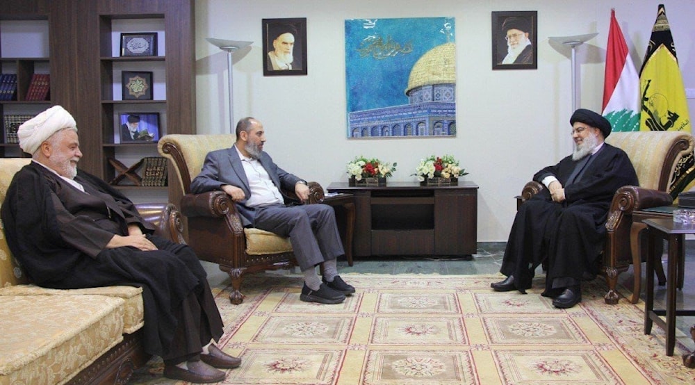 El Secretario General de Hizbullah, Sayyed Hassan Nasrallah, con el Secretario General del Movimiento Islámico en Líbano, Sheikh Mohammad Taqoush, y el  miembro del Consejo Político de Hizbullah, Sheikh Abdul Majid Ammar.