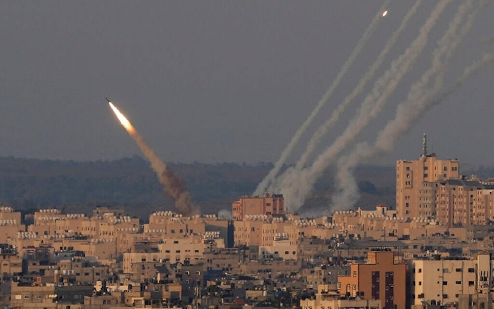 Cohetes de la Resistencia palestina lanzados desde la Franja de Haza hacia los asentamientos israelíes. 