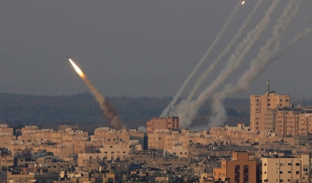 Cohetes de la Resistencia palestina lanzados desde la Franja de Haza hacia los asentamientos israelíes.