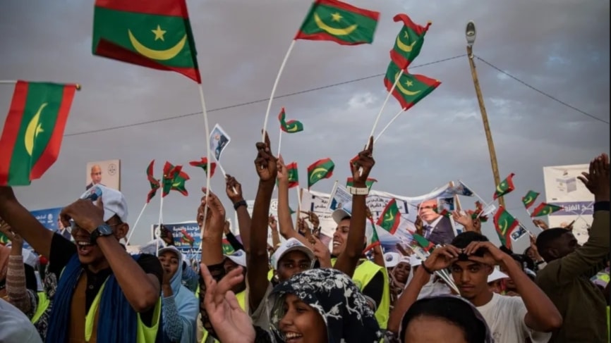 Partidarios del actual presidente, Mohamed Ould Cheikh El Ghazouani, muestran su apoyo durante una manifestación en Nuakchot, la capital mauritana. 