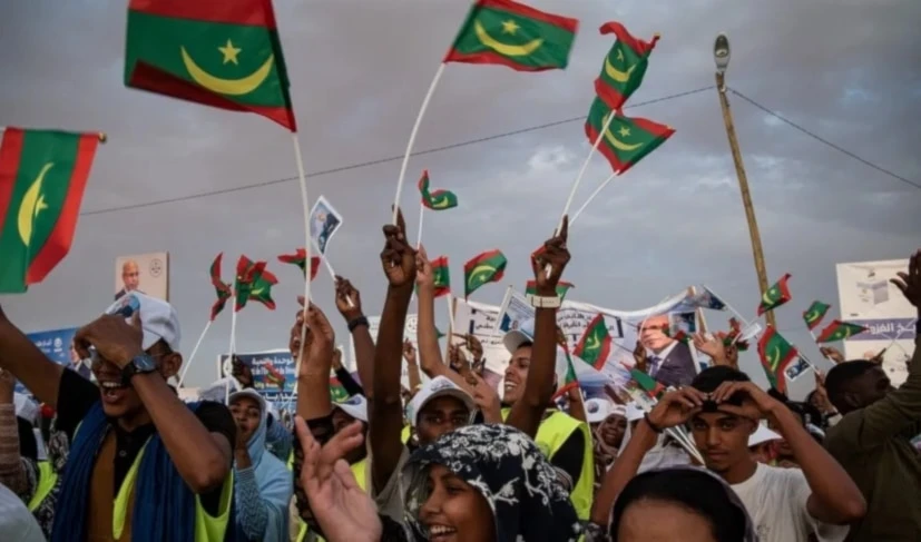 Partidarios del actual presidente, Mohamed Ould Cheikh El Ghazouani, muestran su apoyo durante una manifestación en Nuakchot, la capital mauritana.