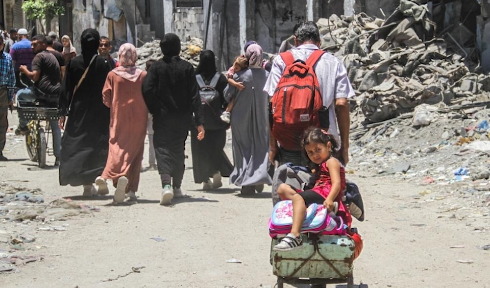 Personas desplazadas del barrio de Al-Shujaiya en la ciudad de Gaza como consecuencia del bombardeo israelí.