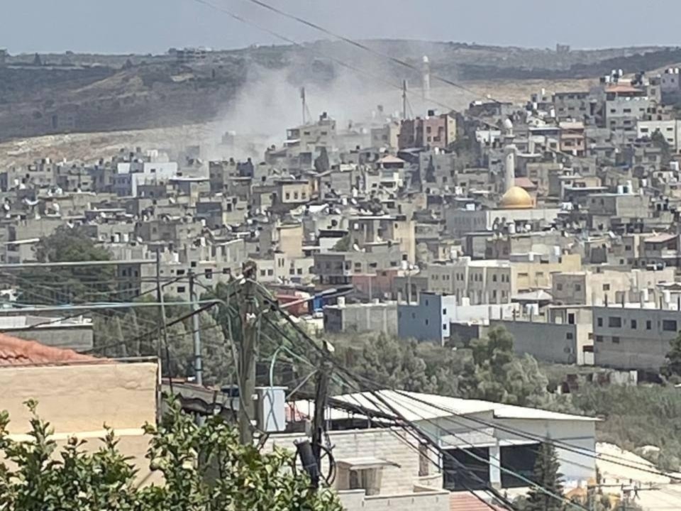 Aviones de ocupación bombardearon el barrio Al Manshiya en Tulkarm, norte de Cisjordania