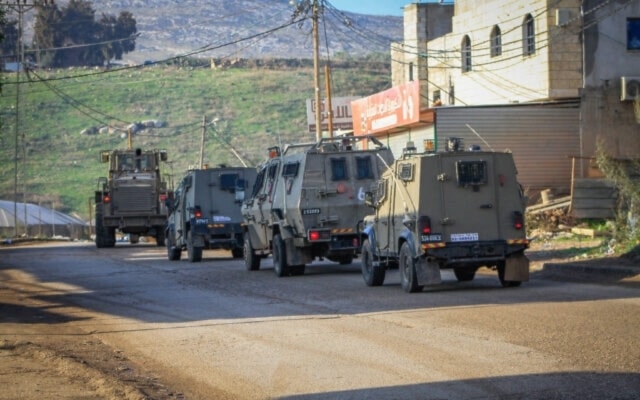 Blindados del ejército israelí durante su incursión en zonas de Cisjordania.