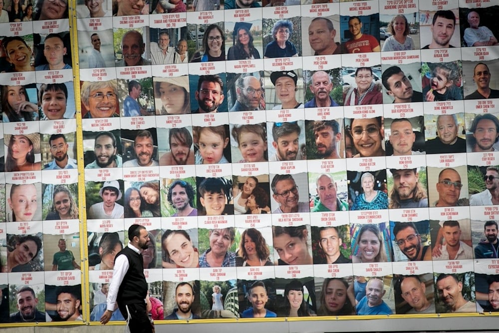 Un mural en Tel Aviv con fotos de todos los israelíes retenidos por la Resistencia palestina. 